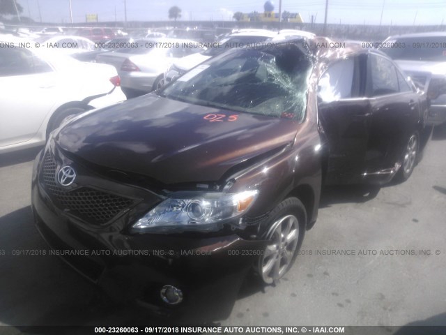 4T1BF3EK1BU613528 - 2011 TOYOTA CAMRY SE/LE/XLE 深棕色 照片 2
