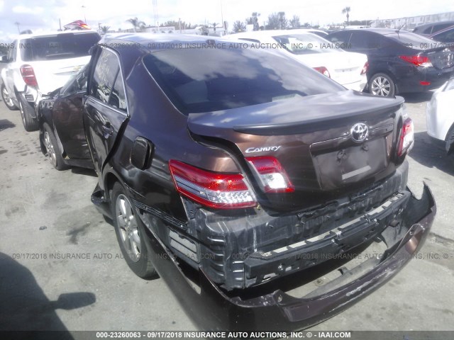 4T1BF3EK1BU613528 - 2011 TOYOTA CAMRY SE/LE/XLE 深棕色 照片 3