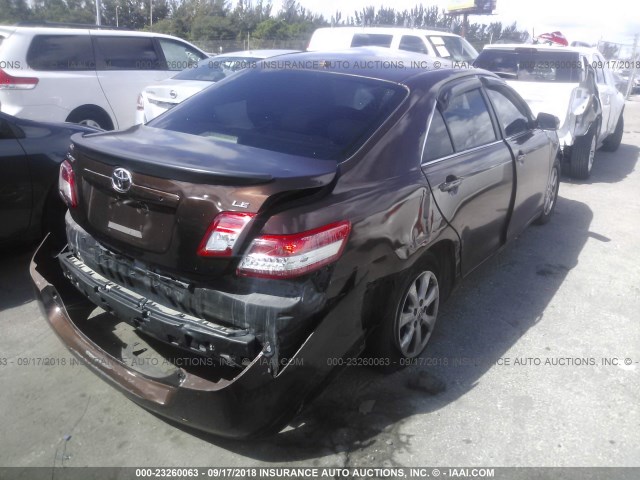 4T1BF3EK1BU613528 - 2011 TOYOTA CAMRY SE/LE/XLE 深棕色 照片 4
