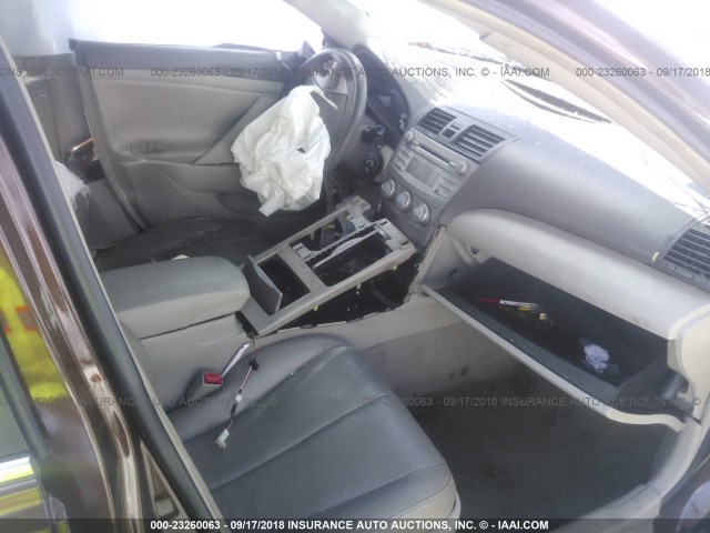 4T1BF3EK1BU613528 - 2011 TOYOTA CAMRY SE/LE/XLE 深棕色 照片 5