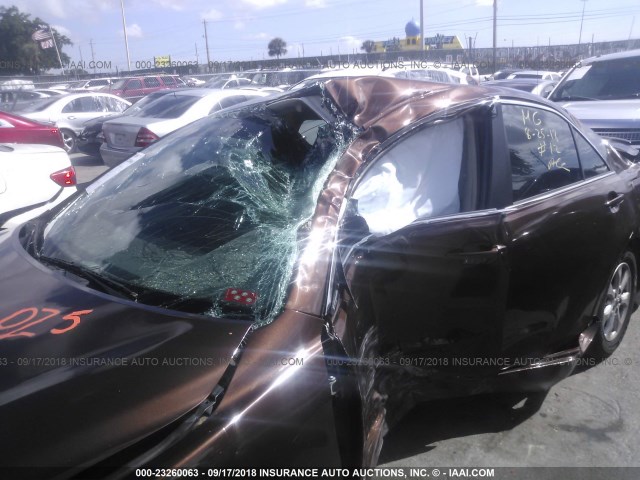 4T1BF3EK1BU613528 - 2011 TOYOTA CAMRY SE/LE/XLE 深棕色 照片 6