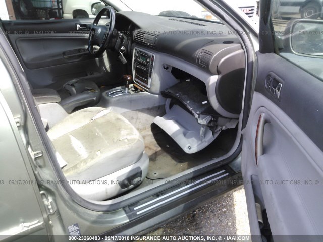 WVWWH63B03E087506 - 2003 VOLKSWAGEN PASSAT GLX 绿色 照片 5