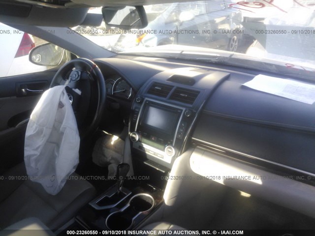 4T4BF1FK1CR267636 - 2012 TOYOTA CAMRY SE/LE/XLE 银色 照片 5