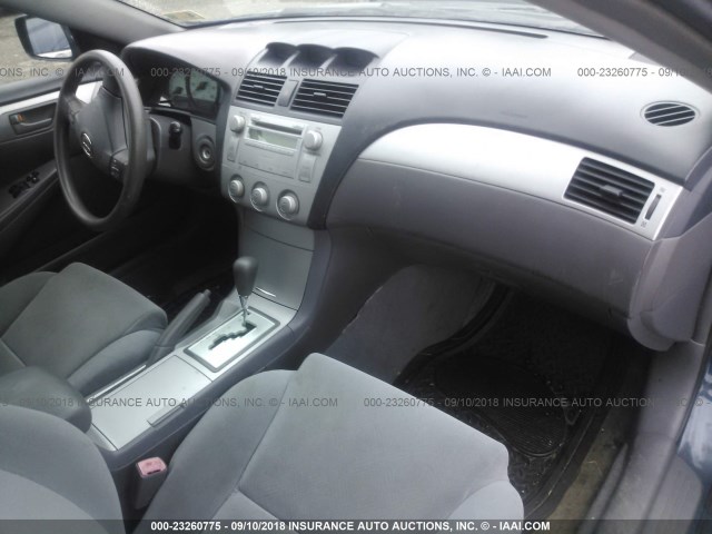 4T1CE38P05U954437 - 2005 TOYOTA CAMRY SOLARA SE/SLE მუქი ლურჯი ფოტო 5