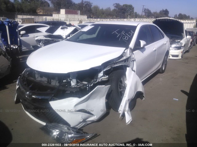 4T1BF1FK0HU801307 - 2017 TOYOTA CAMRY LE/XLE/SE/XSE 白色 照片 2