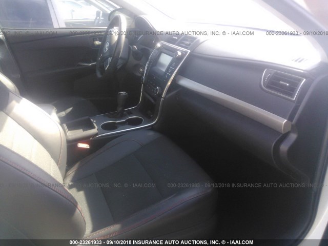 4T1BF1FK0HU801307 - 2017 TOYOTA CAMRY LE/XLE/SE/XSE 白色 照片 5