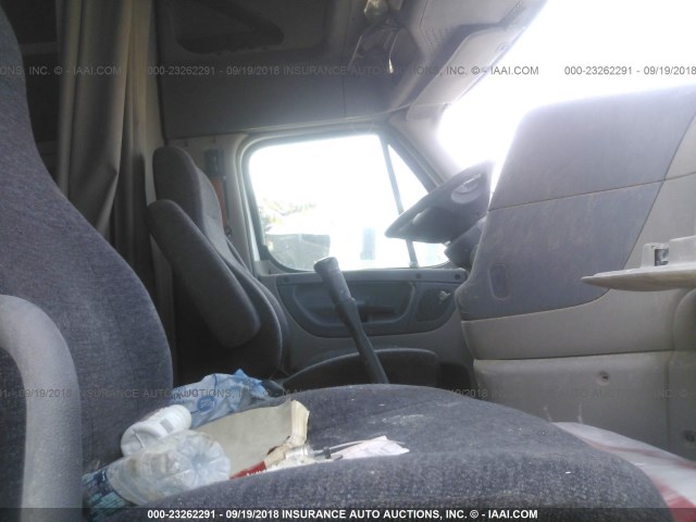 1FUJGLDR2CSBT7312 - 2012 FREIGHTLINER CASCADIA 125  WHITE photo 5