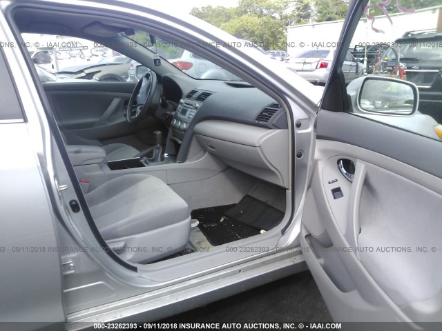 4T1BE46K49U805558 - 2009 TOYOTA CAMRY SE/LE/XLE ვერცხლისფერი ფოტო 5