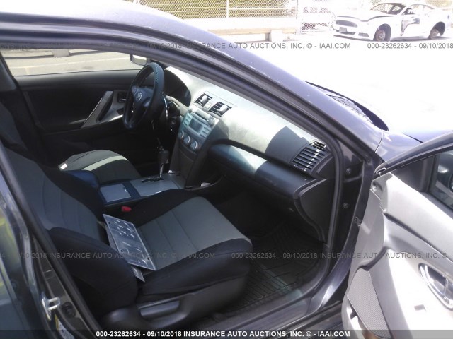 4T1BE46K99U298415 - 2009 TOYOTA CAMRY SE/LE/XLE ნაცრისფერი ფოტო 5