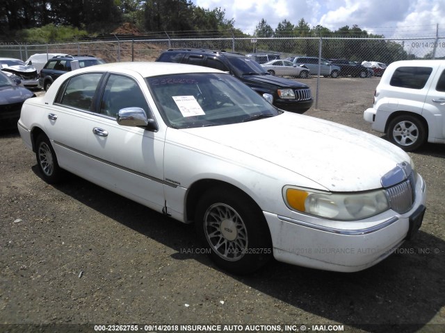 1LNHM82W4YY838449 - 2000 LINCOLN TOWN CAR SIGNATURE WHITE photo 1