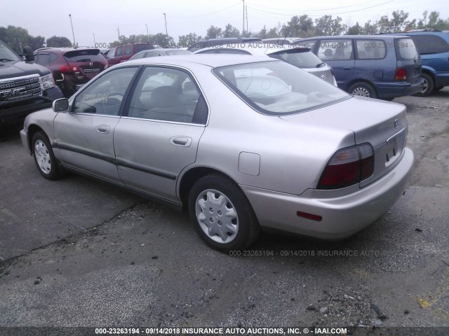 1HGCD5638TA064979 - 1996 HONDA ACCORD LX/EX SILVER photo 3