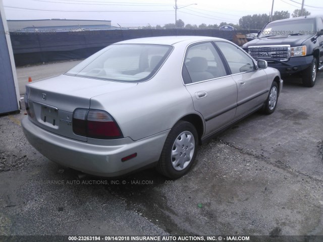 1HGCD5638TA064979 - 1996 HONDA ACCORD LX/EX SILVER photo 4