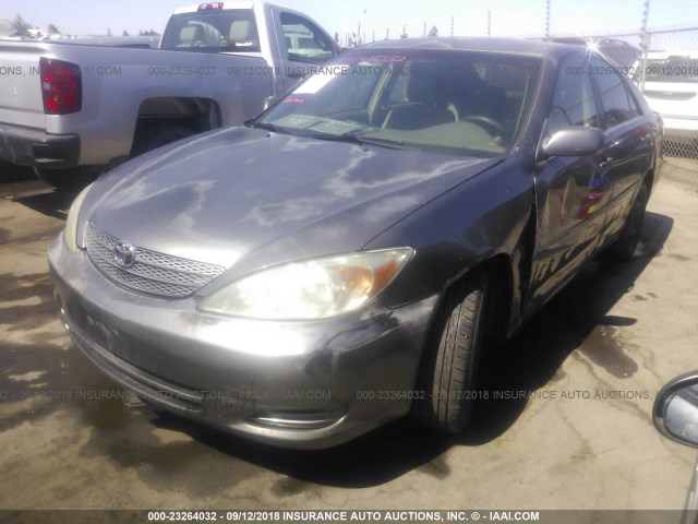JTDBE32K520061051 - 2002 TOYOTA CAMRY LE/XLE/SE Qəhvəyi foto 2