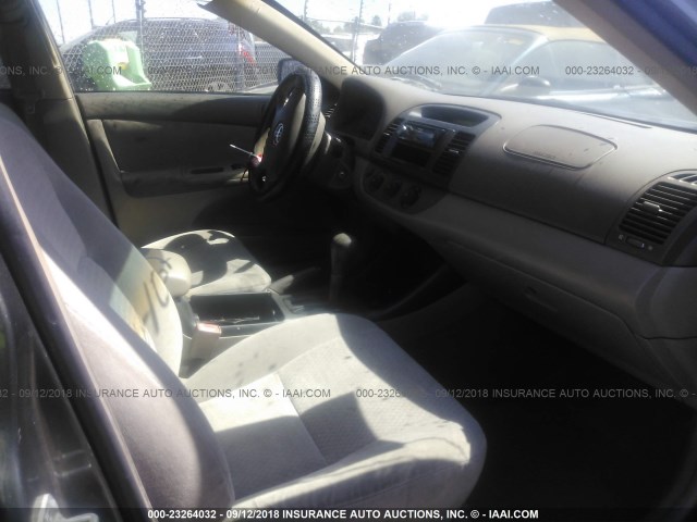 JTDBE32K520061051 - 2002 TOYOTA CAMRY LE/XLE/SE Qəhvəyi foto 5