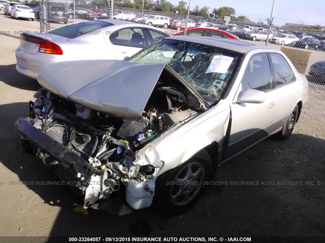 JT2BG22K4X0370787 - 1999 TOYOTA CAMRY LE/XLE SILVER photo 2