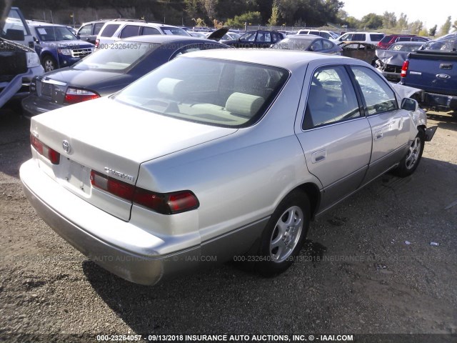 JT2BG22K4X0370787 - 1999 TOYOTA CAMRY LE/XLE SILVER photo 4