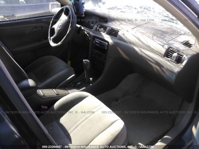 JT2BG22K4X0370787 - 1999 TOYOTA CAMRY LE/XLE SILVER photo 5