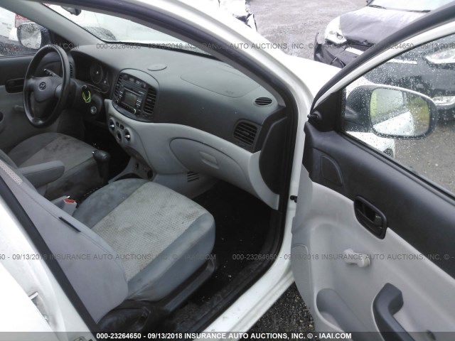 KMHCN4AC0AU452986 - 2010 HYUNDAI ACCENT WHITE photo 5