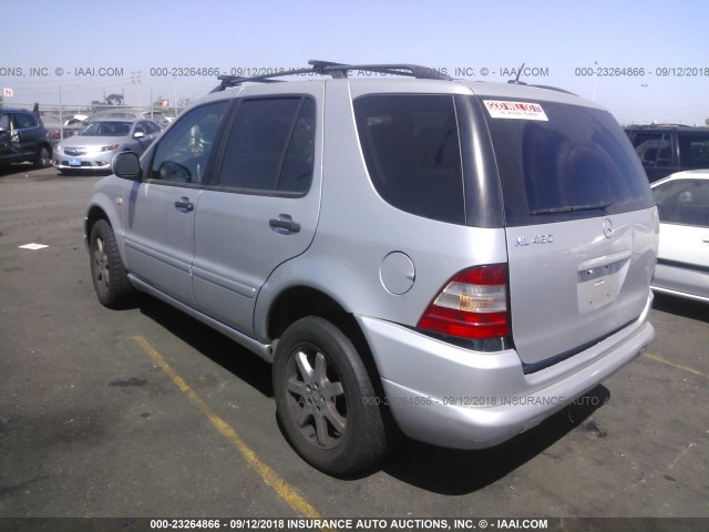 4JGAB72EX1A285152 - 2001 MERCEDES-BENZ ML 430 银色 照片 3
