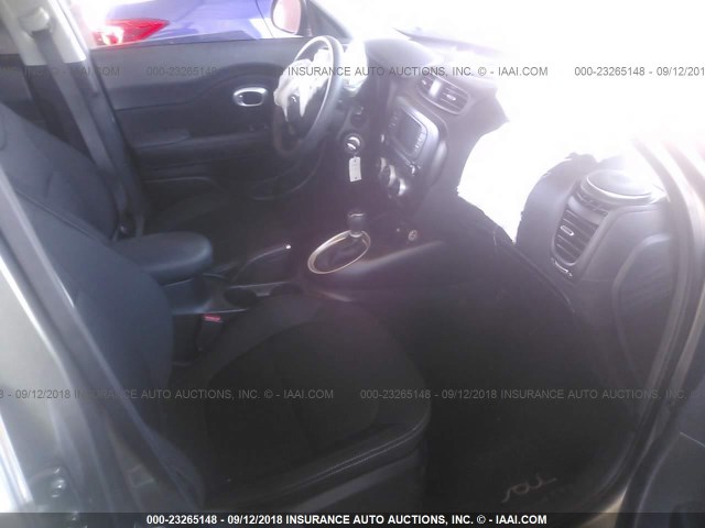 KNDJN2A26J7536395 - 2018 KIA SOUL GRAY photo 5