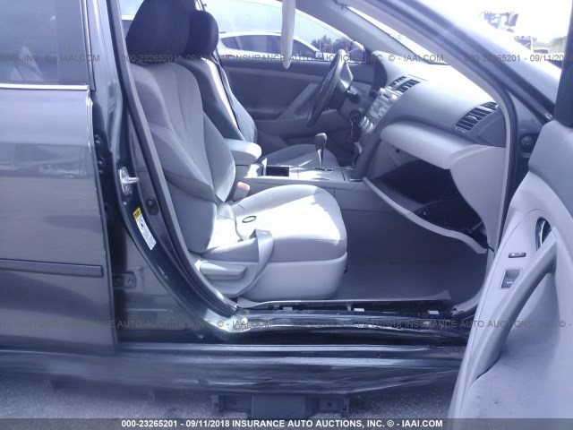 4T4BF3EK2AR034164 - 2010 TOYOTA CAMRY SE/LE/XLE GRAY photo 5