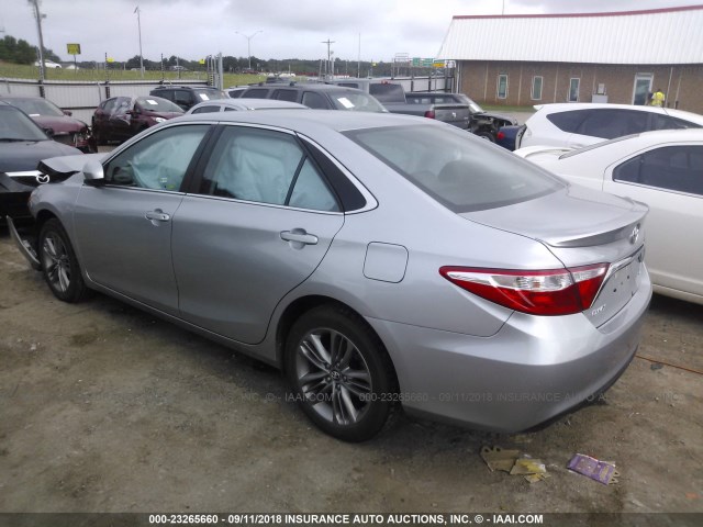 4T1BF1FK6HU778602 - 2017 TOYOTA CAMRY LE/XLE/SE/XSE SILVER photo 3