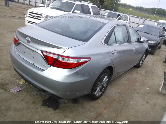 4T1BF1FK6HU778602 - 2017 TOYOTA CAMRY LE/XLE/SE/XSE SILVER photo 4