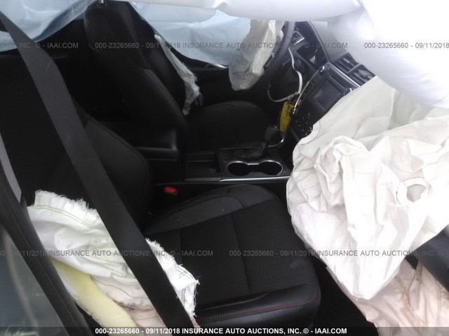 4T1BF1FK6HU778602 - 2017 TOYOTA CAMRY LE/XLE/SE/XSE SILVER photo 5