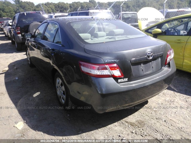 4T4BF3EK6AR023636 - 2010 TOYOTA CAMRY SE/LE/XLE GRAY photo 3