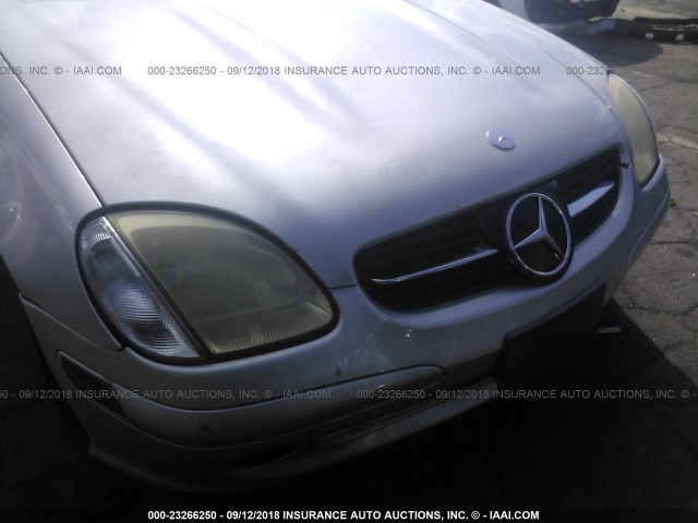 WDBKK65F01F223283 - 2001 MERCEDES-BENZ SLK 320 SILVER photo 6