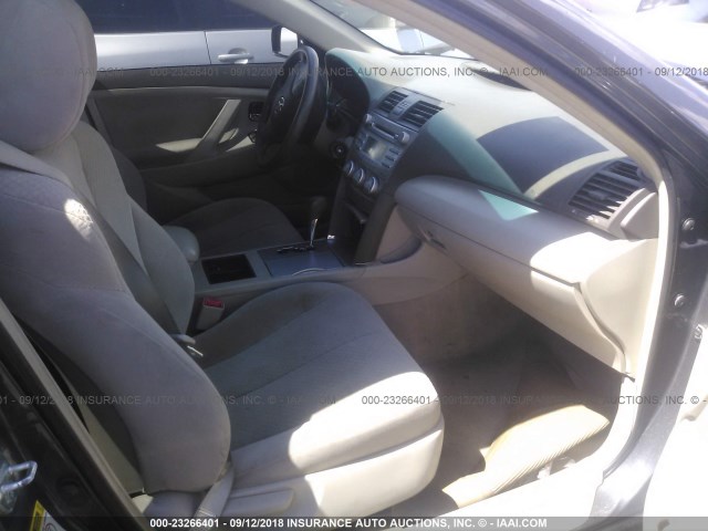 4T1BE46K59U279943 - 2009 TOYOTA CAMRY SE/LE/XLE ნაცრისფერი ფოტო 5