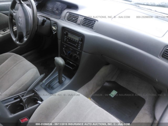 4T1BG22K61U015624 - 2001 TOYOTA CAMRY CE/LE/XLE 灰色 照片 5