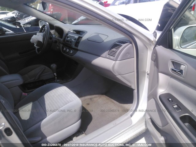 4T1BE32K06U695975 - 2006 TOYOTA CAMRY LE/XLE/SE Күміс фото 5