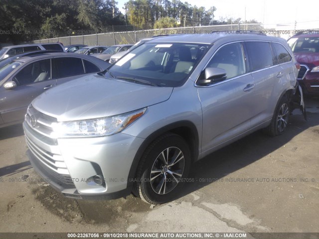 5TDZZRFH6JS239579 - 2018 TOYOTA HIGHLANDER LE/LE PLUS SILVER photo 2