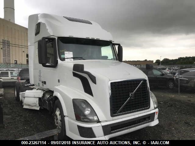 4V4NC9EJ3DN564550 - 2013 VOLVO VN WHITE photo 1