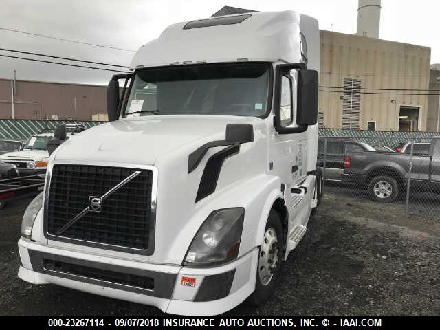 4V4NC9EJ3DN564550 - 2013 VOLVO VN WHITE photo 2