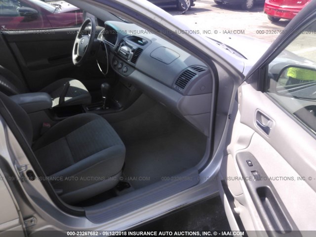 4T1BE32K05U411212 - 2005 TOYOTA CAMRY LE/XLE/SE 银色 照片 5