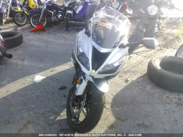 JKBZXJE17JA027479 - 2018 KAWASAKI ZX636 E SILVER photo 5