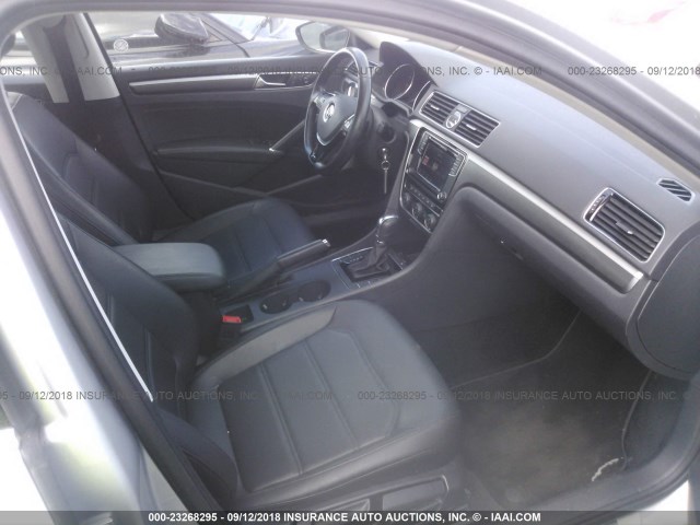 1VWDT7A33HC026190 - 2017 VOLKSWAGEN PASSAT R-LINE Gümüş foto 5