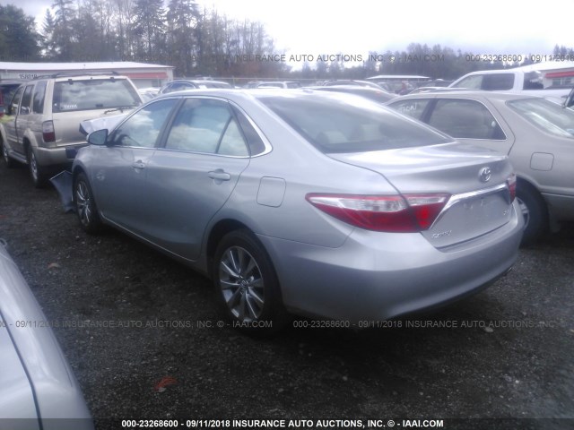 4T1BF1FKXFU072987 - 2015 TOYOTA CAMRY LE/XLE/SE/XSE SILVER photo 3