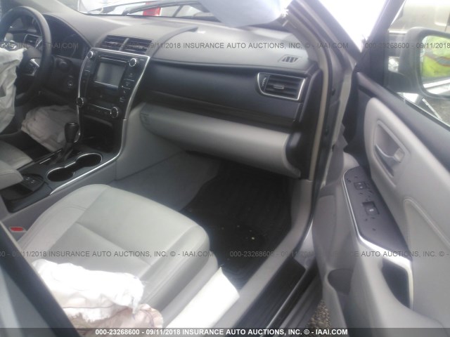 4T1BF1FKXFU072987 - 2015 TOYOTA CAMRY LE/XLE/SE/XSE SILVER photo 5