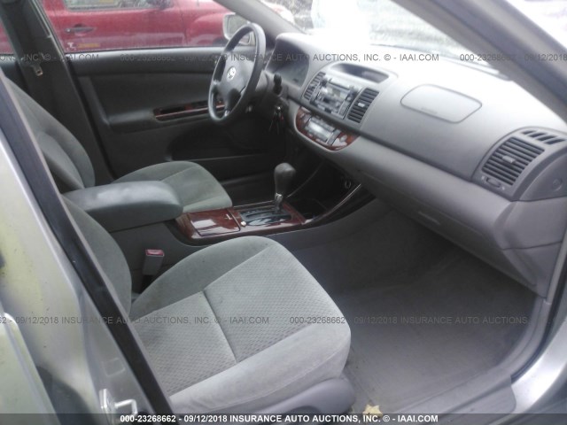 4T1BE30KX3U647270 - 2003 TOYOTA CAMRY LE/XLE/SE 银色 照片 5