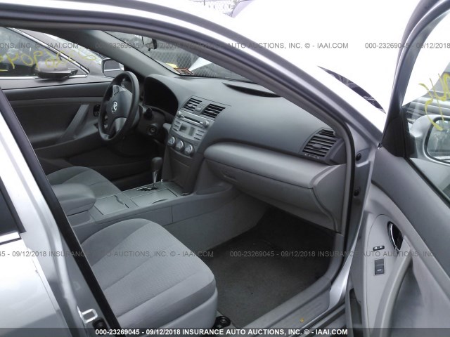 4T4BF3EK2BR204069 - 2011 TOYOTA CAMRY SE/LE/XLE 银色 照片 5