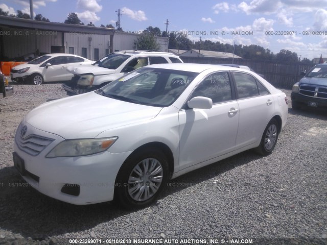 4T1BF3EK3BU584467 - 2011 TOYOTA CAMRY SE/LE/XLE WHITE photo 2