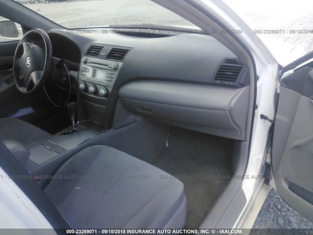 4T1BF3EK3BU584467 - 2011 TOYOTA CAMRY SE/LE/XLE WHITE photo 5