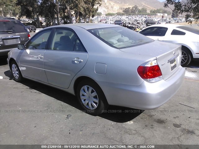 4T1BE32K05U976527 - 2005 TOYOTA CAMRY LE/XLE/SE Gümüş foto 3
