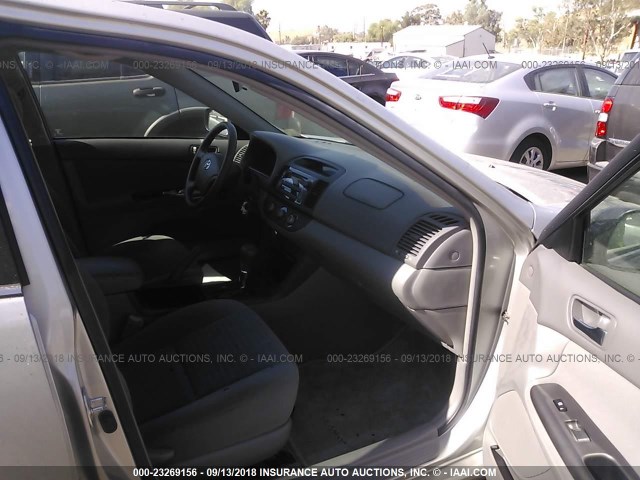 4T1BE32K05U976527 - 2005 TOYOTA CAMRY LE/XLE/SE Gümüş foto 5