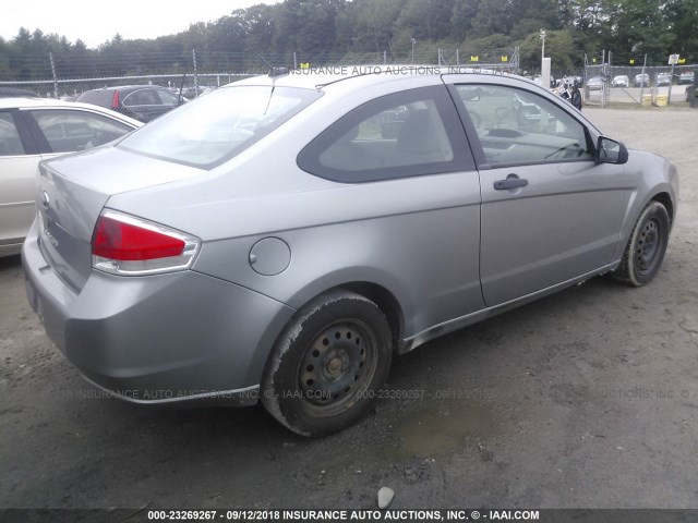 1FAHP32N48W294235 - 2008 FORD FOCUS S/SE GRAY photo 4