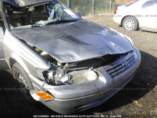 JT2BG22K4W0127091 - 1998 TOYOTA CAMRY CE/LE/XLE 银色 照片 6