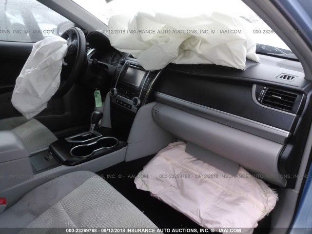 4T1BF1FK0CU531018 - 2012 TOYOTA CAMRY SE/LE/XLE Light Blue photo 5